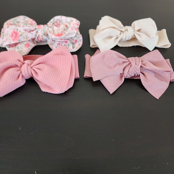 3/$12 ● 4 hairbands with large bows 6-24m - Picture 2 of 3